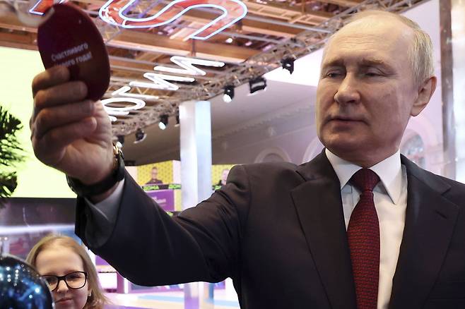 어린이 자선기금 모금 행사장에 참석한 푸틴. /AP 연합뉴스