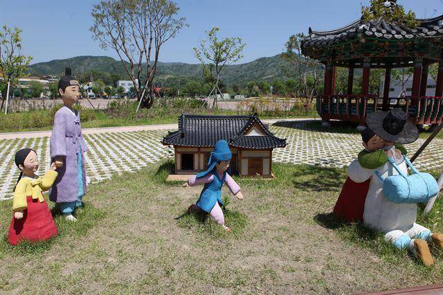 천안 삼거리공원 내 '능소와 박현수' 설화를 주제로 만든 조형물. 천안시 제공