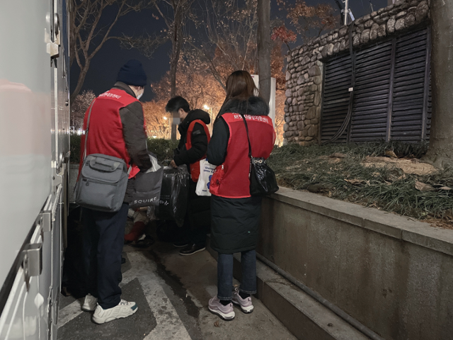 서울브릿지종합지원센터(이하 브릿지센터) 상담원들이 지난 8일 오후 9시쯤 서울 중구 세종문화회관 옆 주차장에서 한 여성 노숙인을 상대로 거리상담(아웃리치)을 진행하고 있다. 최은서 기자