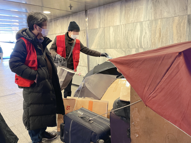 서울브릿지종합지원센터 상담원들이 지난 8일 오후 9시쯤 서울 광화문역 안에서 노숙인 거리상담(아웃리치)을 진행하고 있다. 최은서 기자