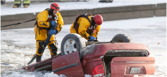 지난 22일(현지시간) 미 미주리주 캔자스시티에서 빙판길에 미끄러진 미니밴이 강물에 빠져 구조대가 사고 차량을 인양하고 있다. 경찰은 사고 차량이 뒤집힌 후 물에 빠졌으며 구조된 운전자는 병원에서 끝내 숨졌다고 밝혔다. [사진=뉴시스]