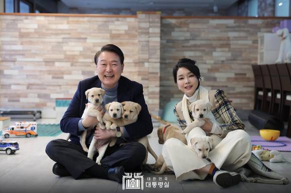 윤석열 대통령 부부가 크리스마스 이브인 24일 오후 경기도 용인시에 위치한 삼성화재 안내견 학교에서&nbsp;은퇴 안내견(견명: 새롬이)을 분양 받았다. [사진=대통령실]