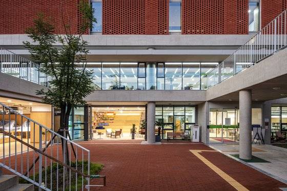 지난 6월 개관한 파주시 '광탄도서관'. 74대 1의 경쟁률을 뚫고 뽑힌 마당 품은 도서관이다. 공모전을 투명하게 공개하고 운영해 생긴 변화다. ［사진 진효숙 작가］