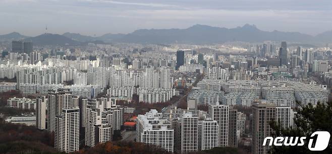 (서울=뉴스1) 황기선 기자 = 부동산 시장 침체가 이어지는 가운데 강남권 아파트에서도'역전세난'이 발생하고 있다.  한국부동산원에 따르면 11월 둘째 주(14일 기준) 서초구 아파트 전셋값은 전주보다 0.74% 하락해 2021년 이후 최대 하락폭으로 송파구(-0.77%)와 강남구(-0.53%)의 낙폭도 심화되고 있다.  사진은 28일 서울 강남구 대모산에서 바라본 강남권 아파트의 모습. 2022.11.28/뉴스1  Copyright (C) 뉴스1. All rights reserved. 무단 전재 및 재배포 금지.