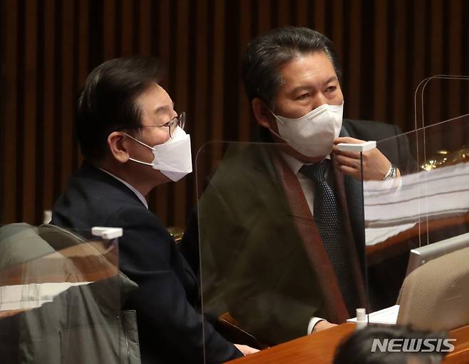 [서울=뉴시스] 고범준 기자 = 지난 23일 이재명 더불어민주당 대표와 정청래 최고위원이 서울 여의도 국회에서 열린 제401회 국회(임시회) 제2차 본회의에서 대화를 나누고 있다. 2022.12.23. bjko@newsis.com