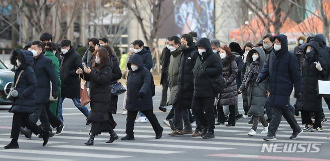 [서울=뉴시스] 김금보 기자 = 서울 아침 최저 기온이 영하 14도를 기록한 23일 오전 서울 종로구 세종대로사거리에서 사람들이 모자를 쓰고 이동하고 있다. 2022.12.23. kgb@newsis.com