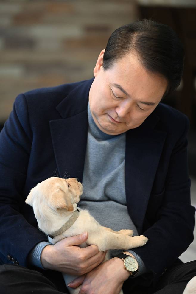 [서울=뉴시스] 윤석열 대통령이 24일 경기도 용인 삼성화재 안내견 학교에서 리트리버 강아지를 안아주고 있다. (사진=대통령실 제공) 2022.12.24. photo@newsis.com *재판매 및 DB 금지