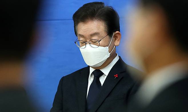 이재명 더불어민주당 대표가 23일 강원 춘천시 강원도당에서 열린 제49차 현장최고위원회의에서 생각에 잠겨 있다. 연합뉴스