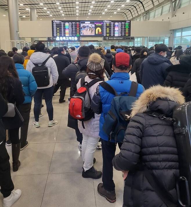 강풍과 폭설로 마비됐던 제주공항 항공편 운항이 재개된 24일 제주국제공항 대합실이 승객 등으로 북적이고 있다.