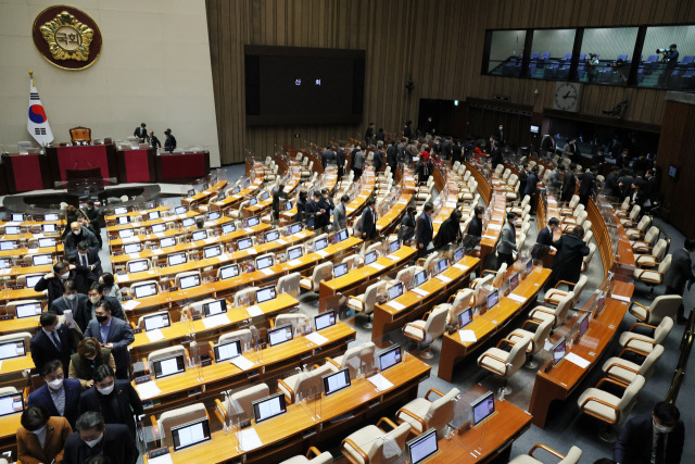 24일 새벽 내년도 예산안 통과 뒤 산회가 선포되자 여야 의원들이 국회 본회의장을 나서고 있다. 연합뉴스