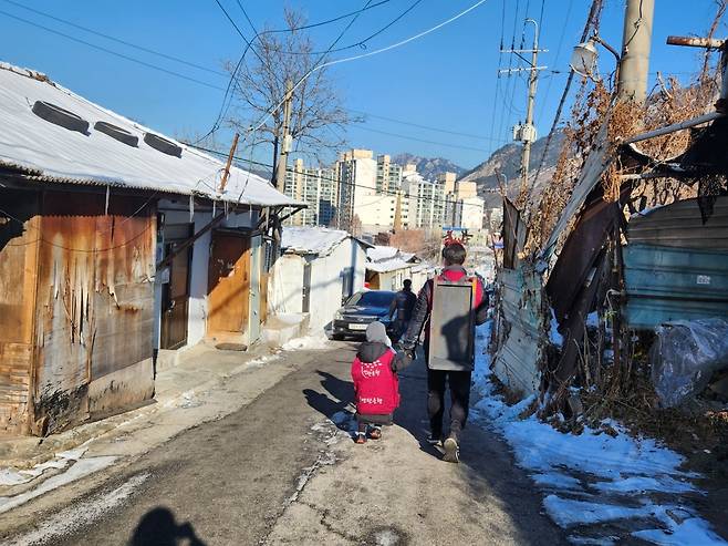 손 잡고 걸어가는 강민찬군과 강필주씨 [촬영 이승연]