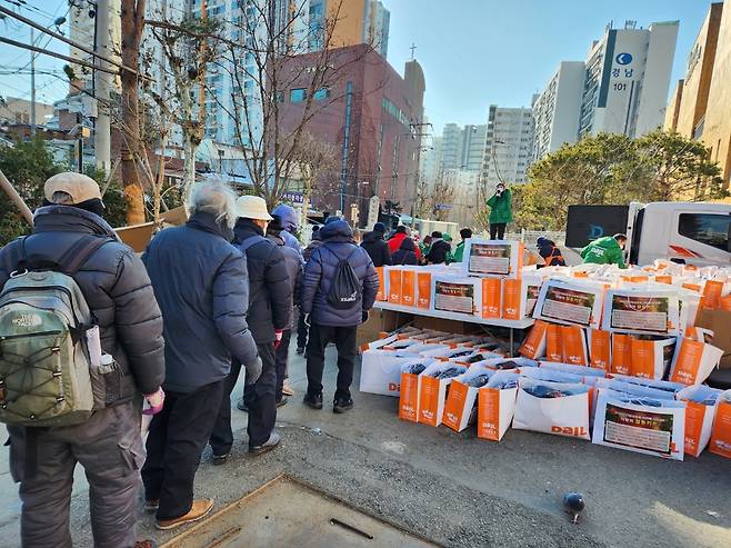 선물 전하는 밥퍼나눔운동본부 [촬영 이승연]