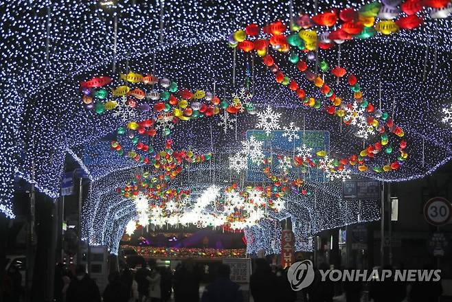 화천산천어축제 앞두고 불 밝힌 선등거리 [촬영 이상학]