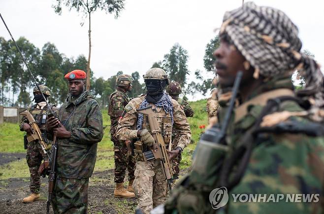 지난 23일 민주콩고 키붐바의 동아프리카지역군인 케냐군과 M23 반군  [로이터 연합뉴스 자료사진. 재판매 및 DB 금지]