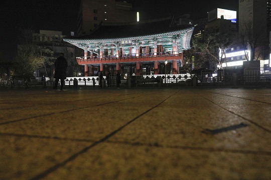 코로나19로 '비대면' 타종행사가 진행됐던 2020년 12월 31일 서울 종로구 보신각 주변이 한산한 모습을 보이고 있다. 사진=뉴시스