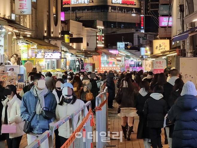 크리스마스 이브인 지난 24일 저녁 서울 마포구 홍대거리에 통행로 확보를 위한 폴리스라인이 세워져 시민들이 일방통행하고 있다.(사진=조민정 기자)