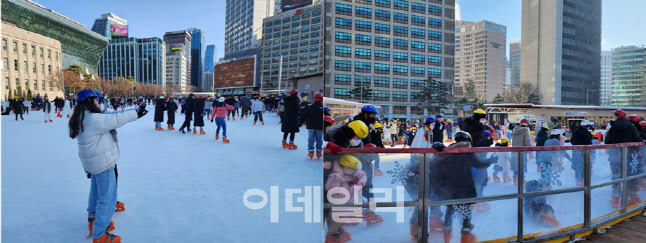 매서운 한파 속에서도 서울 중구 소재의 서울광장에 3년 만에 마련된 스케이트장도 인파들로 넘쳐났다.(사진=황병서 기자)