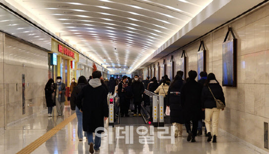 서울 지하철 9호선 여의도역에서 인근 쇼핑몰로 연결된 지하 통로에는 이동하려는 사람들로 넘쳐났다.(사진=황병서 기자)