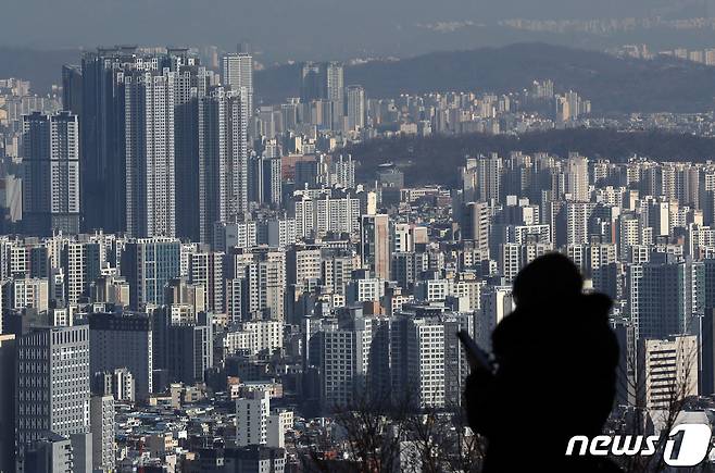 사진은 이날 서울 남산에서 바라본 아파트 모습. 2022.12.19/뉴스1 ⓒ News1 송원영 기자