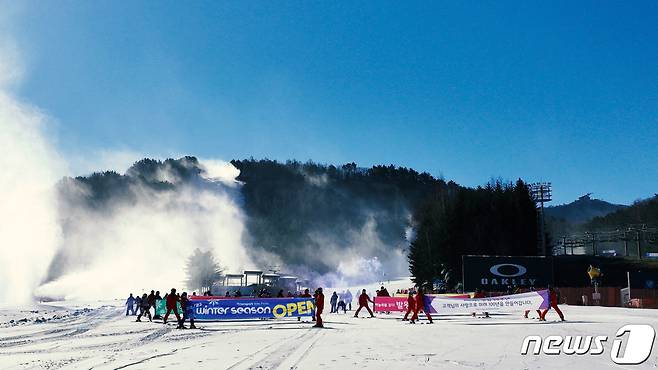 지난 2일 강원도 평창 용평리조트 스키장에서 열린 개장 퍼포먼스. (뉴스1 DB)