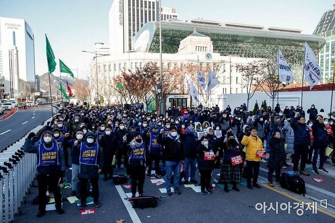 지난달 30일 서울 중구 서울광장 인근에서 공공운수노조서울시유관사업장 소속 관계자들이 공동 파업대회를 하고 있다./강진형 기자aymsdream@