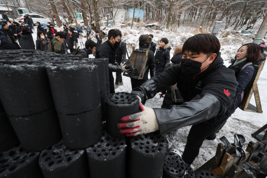 12월 21일 오전 서울 강남구 구룡마을에서 봉사자들이 연탄 나눔 봉사활동을 하고 있다. <연합뉴스>