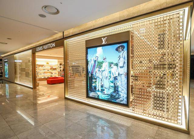 서울 시내 한 백화점 내 프랑스 명품 브랜드 루이비통 남성 전문 매장. 한국일보 자료사진