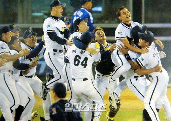 두산 베어스가 19년 만에 한국시리즈에서 만난 삼성을 상대로 승리하면 세 번째 우승컵을 들었다. IS포토(외부자료)