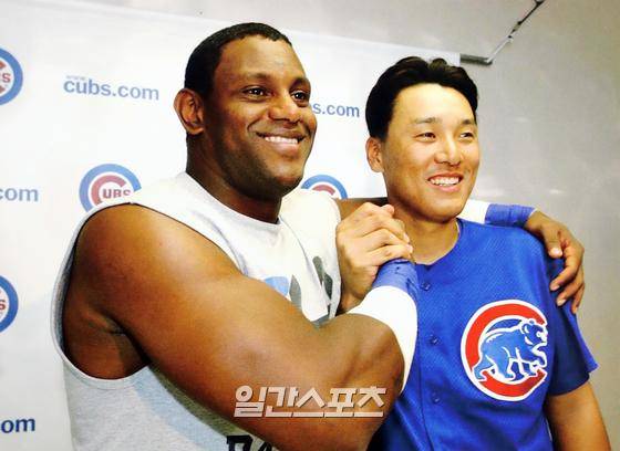 프로야구사 2002년 이승엽 MLB 시카고 컵스 스프링캠프 초청선수 참가. 왼쪽은 새미 소사. S포토(외부자료)