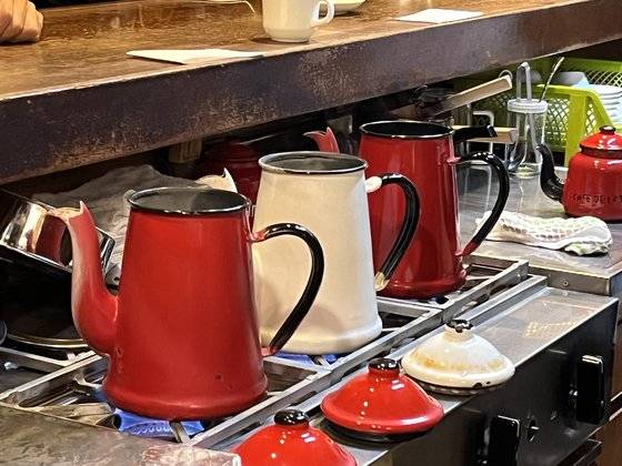 가스불 위엔 항상 주전자가 얹혀있다. 커피를 내리는 데 적당한 온도를 유지하기 위해 물을 수시로 붓곤 한다. 나무테이블엔 오랜 역사를 보여주는 듯 정겨운 흔적들이 남아있다. 김현예 특파원