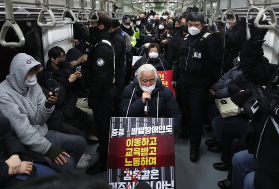 박경석 전국장애인차별철폐연대(전장연) 대표가 지난 20일 오전 서울 광화문역에서 장애인 권리 예산 보장을 촉구하는 지하철 탑승 선전전을 하고 있다. 뉴스1