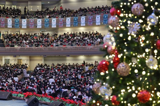 성탄절인 25일 오전 서울 서초구 사랑의교회에서 코로나19 확산 사태 이후 3년 만에 처음으로 참석 인원을 제한하지 않은 가운데 '성탄 축하 온가족 연합예배'가 진행되고 있다. 연합뉴스