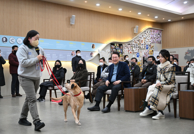 ▲ 윤석열 대통령과 김건희 여사가 24일 경기도 용인 삼성화재 안내견 학교에서 분양받은 은퇴 안내견 ‘새롬이’ 양육 방법에 대한 설명을 듣고 있다. 2022.12.24 [대통령실 제공]