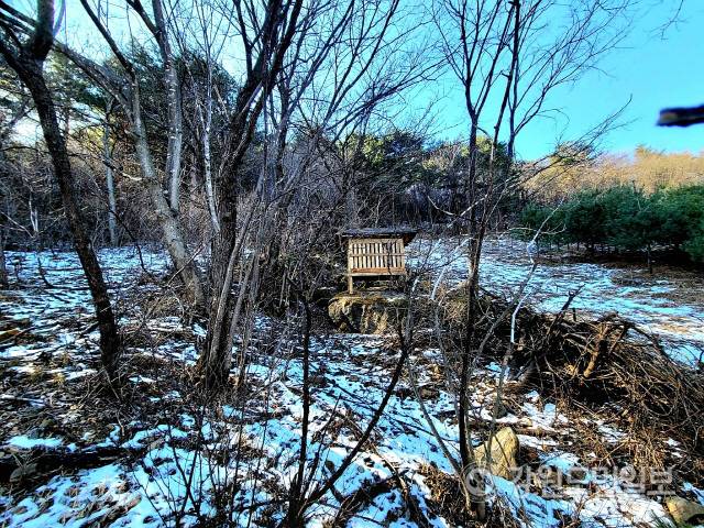 ▲ 고대 쇠부리터·숯가마터에 카르스트지형 돌리네와 함께 일제 철 수탈 흔적이 대거 발견된 동해 백두대간 고대~근대 철기유적지에 이를 보전·승계할 쇠부리문화촌이 개관, 철기관련 전시회가 잇따를 예정이어서 제철유적지로의 발전가능성에 관심이 쏠리고 있다.쇠부리문화촌 인근에 근대 이전부터 있었던 상여집을 복원해 놓은 모습.