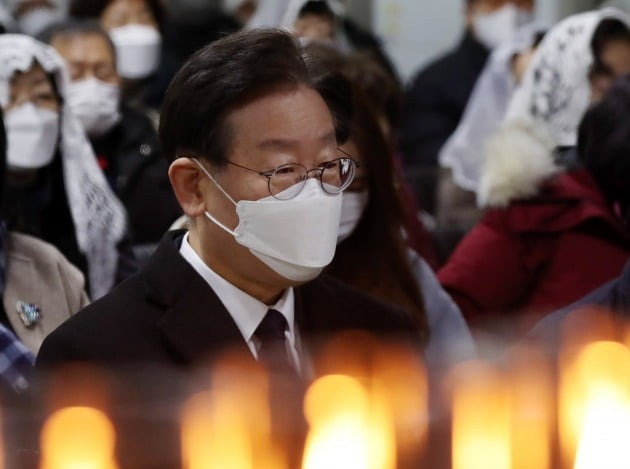 이재명 더불어민주당 대표가 성탄절인 25일 오전 인천시 계양구 박촌동성당에서 성탄 예배를 하고 있다. 사진=연합뉴스