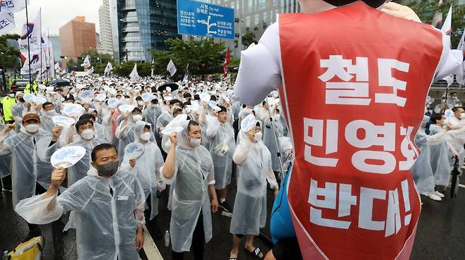 [서울=뉴시스] 백동현 기자 = 전국철도노동조합 조합원들이 28일 오후 서울 용산구 한강대로 인근에서 철도민영화 반대 집회를 하고 있다. 2022.06.28.