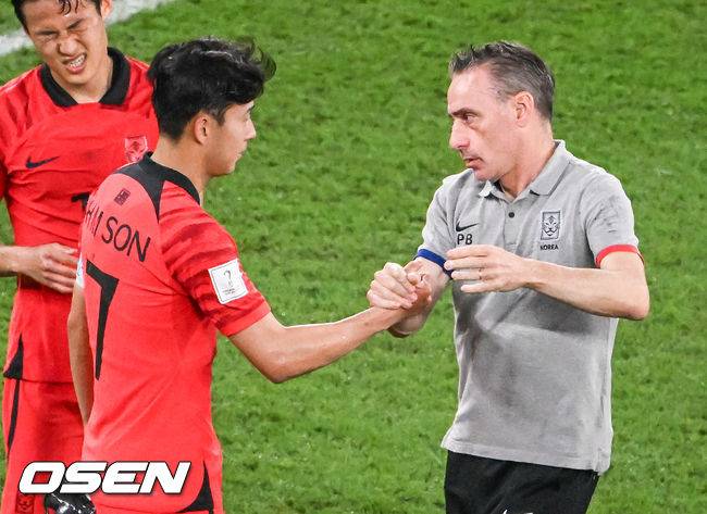 [OSEN=박준형 기자]경기종료 후 벤투 감독이 손흥민과 인사를 나누고 있다.  2022.12.05 / soul1014@osen.co.kr
