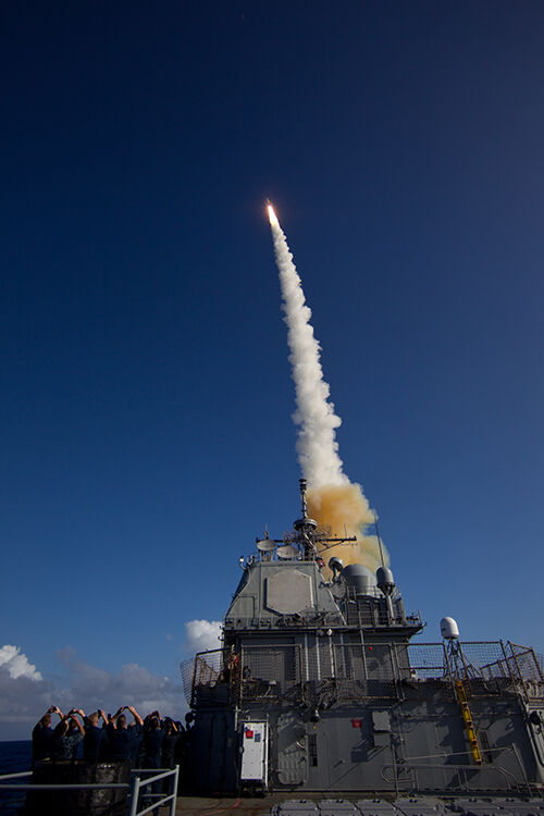 미 해군 구축함 레이그 이리에서 SM-3 유도탄이 발사되고 있다.