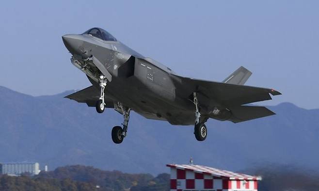 '비질런트 스톰' 훈련에 참가한 한국 공군 F-35A 전투기가 청주기지 활주로를 이륙하는 모습. 연합뉴스