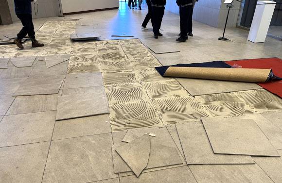 24일 전북 전주시 한 호텔 예식장 타일 바닥재가 파손돼 관계자들이 상황을 파악하고 있다. 이 사고로 하객 등 수십 명이 대피하는 소동이 벌어졌다. 호텔 측은 영하의 날씨에 수축했던 바닥재가 난방기 가동에 실내 온도가 높아져 팽창하면서 파손됐다고 설명했다. 2022.12.25 연합뉴스/독자제공