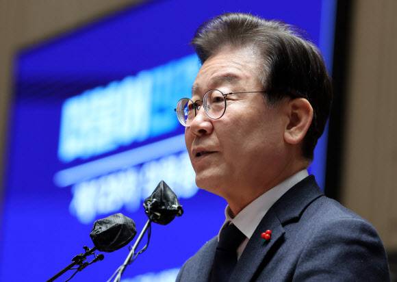 이재명 더불어민주당 대표가 지난 23일 밤 국회에서 열린 의원총회에서 발언하고 있다.연합뉴스