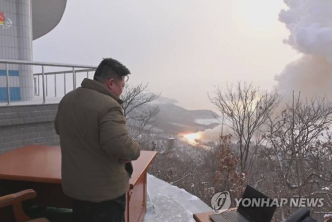 북한, 신형 고체ICBM용 엔진시험…김정은 "신형전략무기 출현기대" (서울=연합뉴스) 북한이 고체연료를 사용하는 신형 대륙간탄도미사일(ICBM)을 개발하기 위한 것으로 보이는 고출력 로켓엔진 시험에 성공했다고 밝혔다. 
    조선중앙TV는 16일 "조선로동당 제8차대회가 제시한 국방력강화의 중요핵심목표들을 결사완수하려는 국방과학연구부문 과학자, 기술자들의 불굴의 의지와 완강한 노력이 실천적인 성과들로 이어지고 있는 가운데 또다시 12월 15일 전략적의의를 가지는 중대시험이 진행되였다"고 보도했다. [조선중앙TV 화면] 2022.12.16 
    [국내에서만 사용가능. 재배포 금지. For Use Only in the Republic of Korea. No Redistribution] nkphoto@yna.co.kr