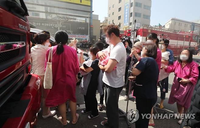 대피하는 임산부 [연합뉴스 자료사진]