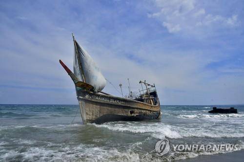25일 인도네시아 아체주에서 발견된 로힝야족 탑승 목선. [AP 연합뉴스 자료사진. 재판매 및 DB 금지]