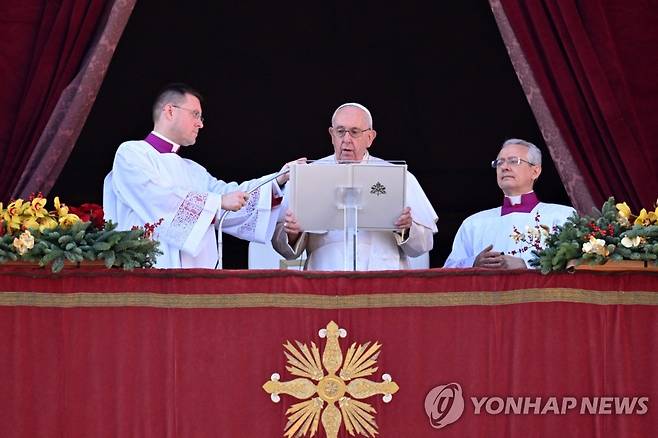 성탄절 메시지 전달하는 프란치스코 교황 (바티칸 AFP=연합뉴스) 프란치스코 교황은 25일(현지시간) 성탄절을 맞아 바티칸 성 베드로 광장에서 한 연설을 통해 "전쟁의 차가운 바람이 계속해서 인류를 뒤흔들고 있다"며 "크리스마스를 집과 멀리 떨어져 춥고 어두운 곳에서 보내고 있는 우리 우크라이나 형제 자매들을 떠올리자"고 말했다. 2022.12.25 photo@yna.co.kr