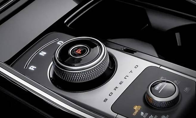 바이와이어 기술이 적용된 기아 쏘렌토 전자식 변속 다이얼(SBW)