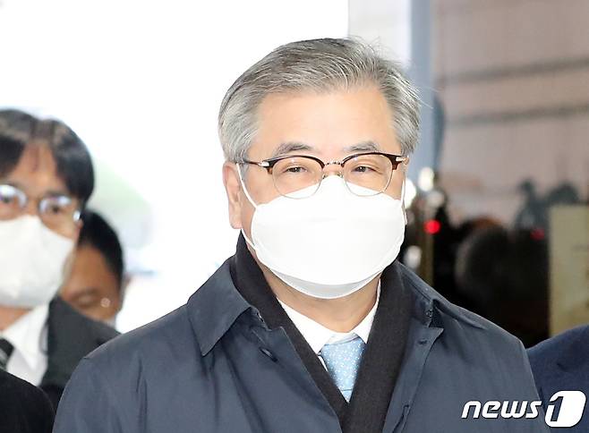 서해 공무원 피격 사건'의 윗선으로 지목되는 서훈 전 국가안보실장이 2일 오전 서울 서초구 서울중앙지방법원에서 열린 구속 전 피의자심문(영장실질심사)에 출석하고 있다. (공동취재) 2022.12.2/뉴스1 ⓒ News1 황기선 기자