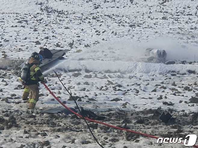 26일 오전 11시 40분쯤 강원 횡성읍 반곡리의 한 농지에 공군 제8전투비행단 KA-1 공격기가 추락, 출동한 소방당국이 불을 끄고 있다.(강원도소방본부 제공)2022.12.26/뉴스1 ⓒ News1 한귀섭 기자
