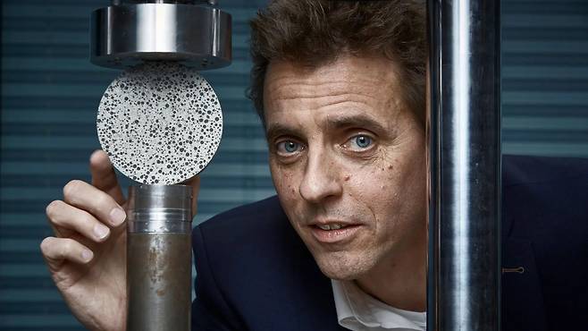 네덜란드 델프트 공대의 헹크 존커 교수가 바이오 시멘트의 강도를 측정하고 있다. 이 연구실이 만든 바실리스크는 건물의 균열을 스스로 치유하는 바이오 콘크리트를 개발했다./네덜란드 델프트 공대