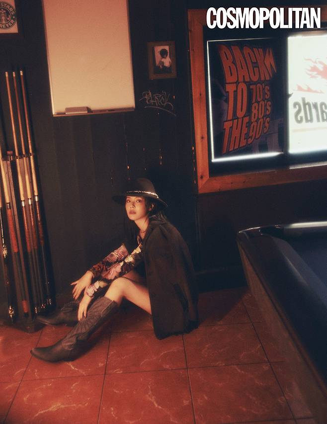 재킷 가격미정 살바토레 산토로. 미니드레스 2백만원대 블루마린. 스트랩 해트 40만원대, 롱부츠 1백50만원대 모두 골든구스.